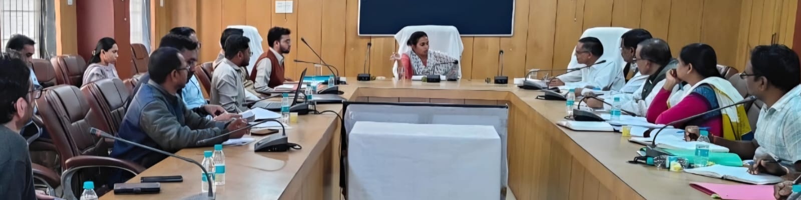 शासकीय योजनाओं का लाभ जमीनी स्तर तक पहुंचाने कलेक्टर ने ली समीक्षा बैठक