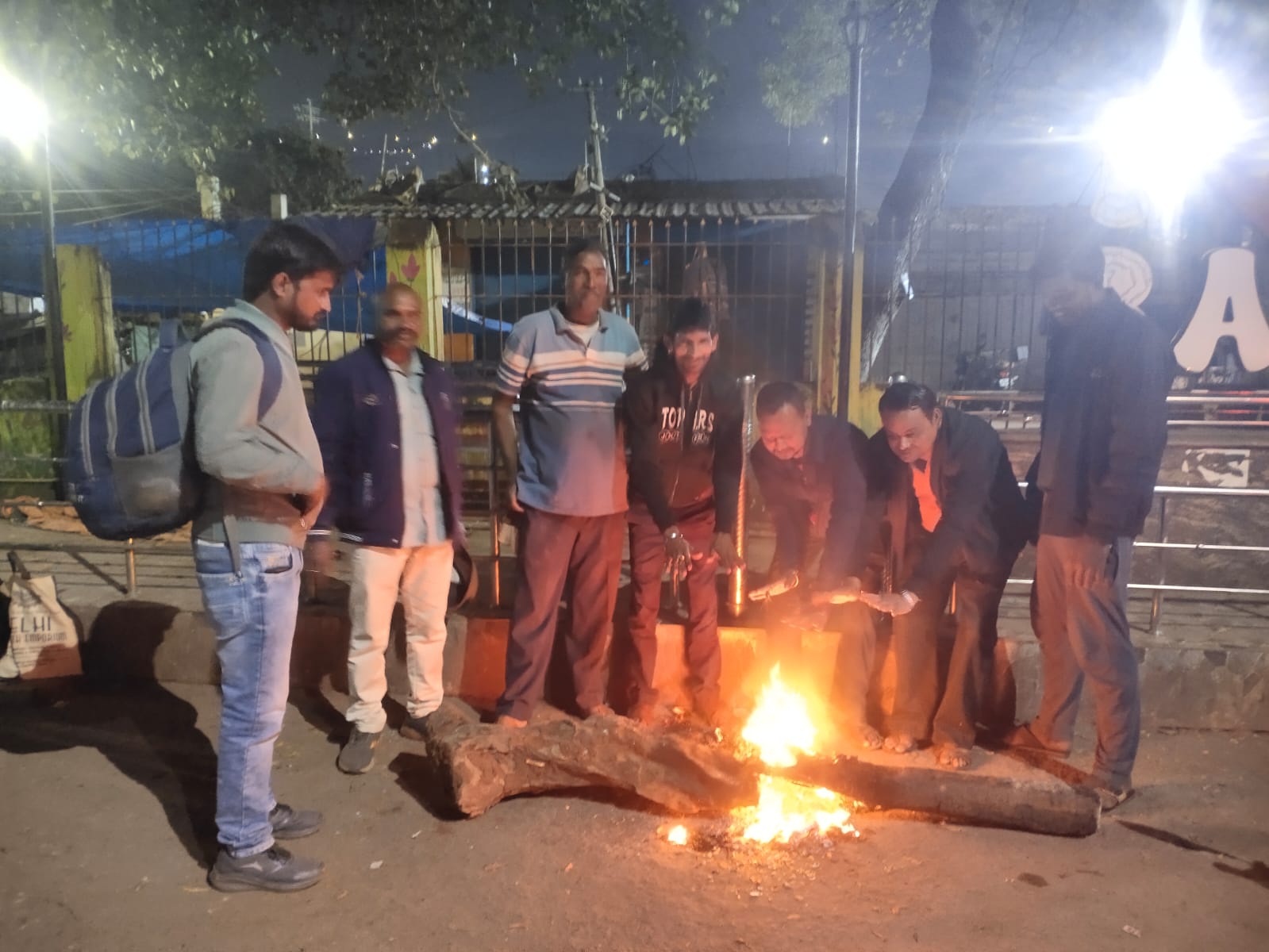 कड़ाके की ठंड, पारा 10 डिग्री पर, अलाव बना सहारा