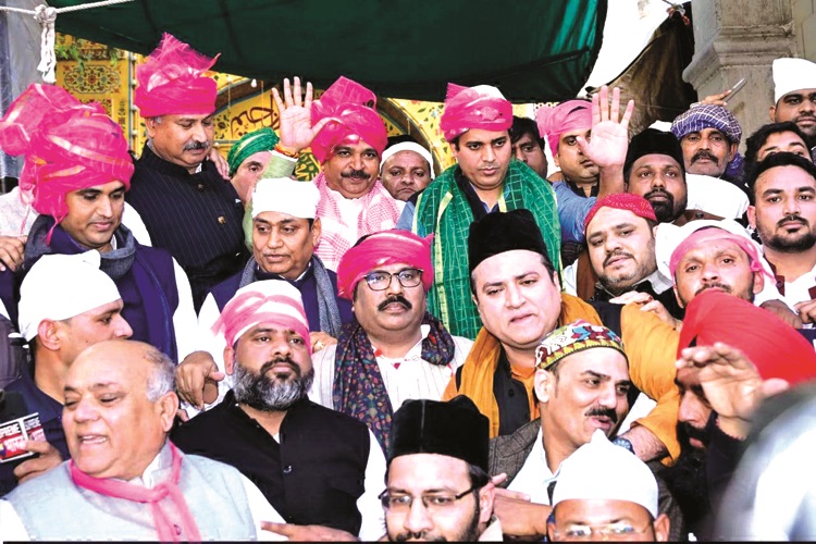 अजमेर शरीफ दरगाह पर चढ़ाई चादर