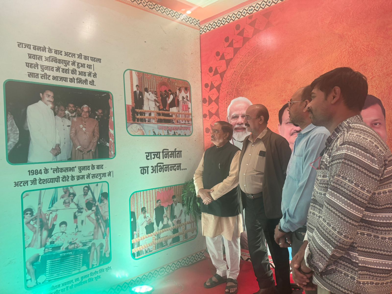 अटलजी की डाक्यूमेंट्री में कमल शर्मा की आवाज़, स्वयं प्रदर्शनी देखने पहुंचे