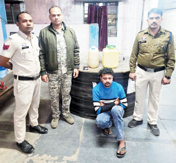महुआ शराब संग आरोपी गिरफ्तार