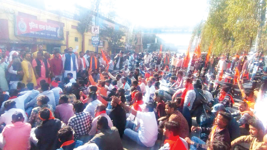 मॉल के उपद्रवियों को छुड़ाने बजरंग दल ने जीई रोड घेरा