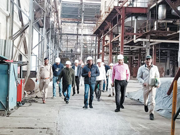 तीसरे दिन भी शक्कर कारखाना पहुंचे कलेक्टर, अफसरों को फटकार