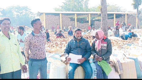 धान खरीदी केंद्रों का कांग्रेसियों ने किया निरीक्षण, समस्याएं जानी