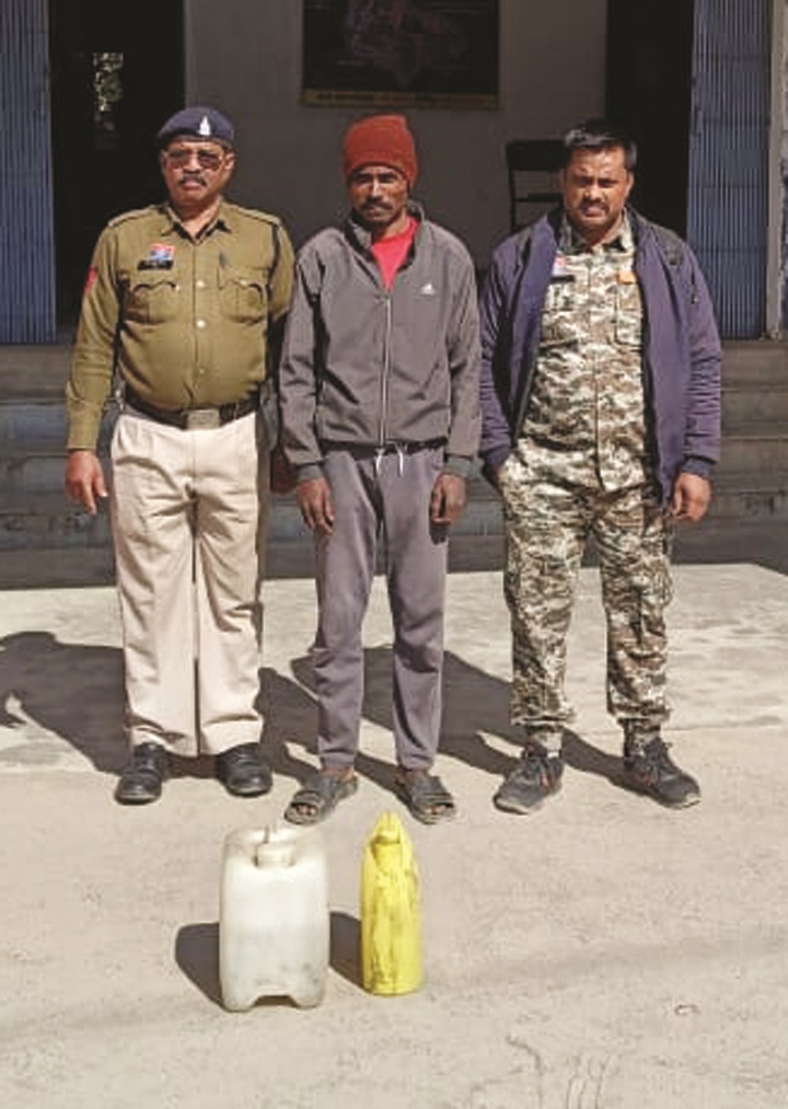  महुआ शराब संग आरोपी गिरफ्तार