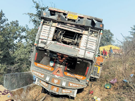 ओवरलोड धान ट्रक पलटा, बड़ा हादसा टला