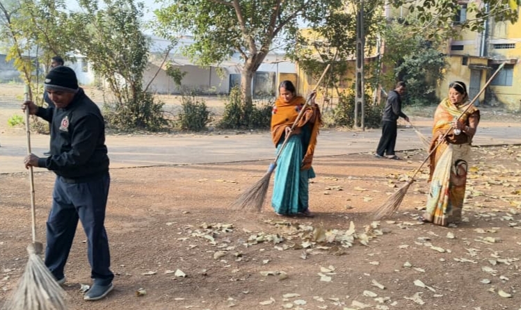 भखारा नपं अध्यक्ष ने टीम के साथ झाड़ू लगाकर चलाया स्वच्छता अभियान