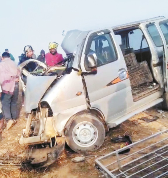 बालू लोड टिप्पर ने कार को मारी ठोकर, ससुर-दामाद घायल