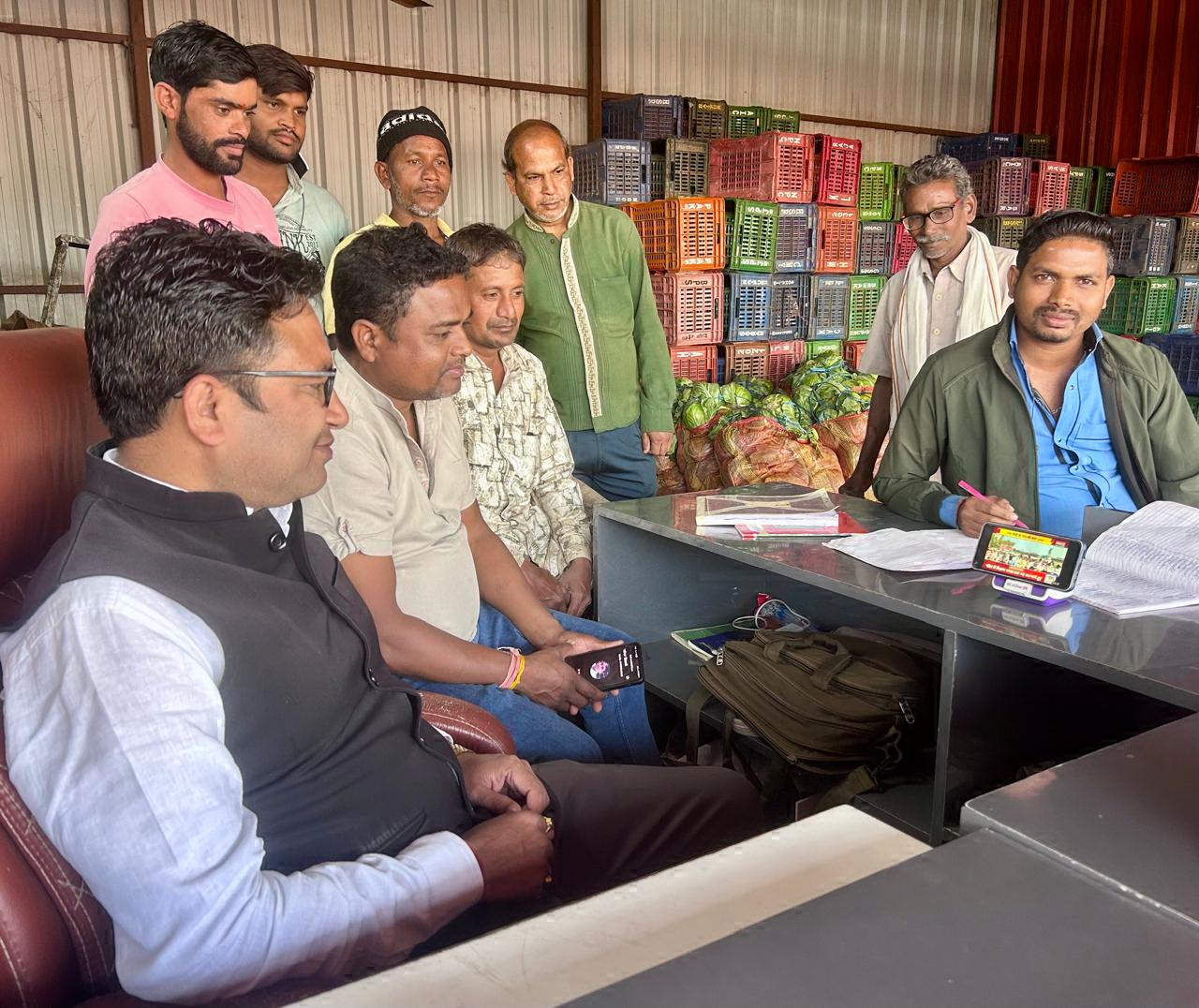 भाजपा नेता देवांगन ने सब्जी मंडी में सुनी मन की बात