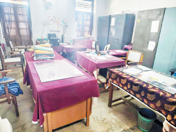 मोदी की गारंटी पूरा करने सरकारी कर्मियों ने किया काम ठप और कलम बंद हड़ताल