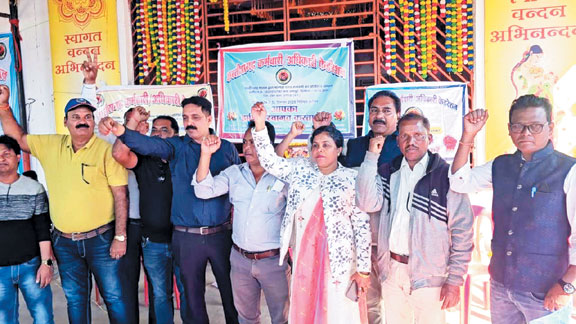 अधिकारी-कर्मचारी फेडरेशन की हड़ताल, काम प्रभावित