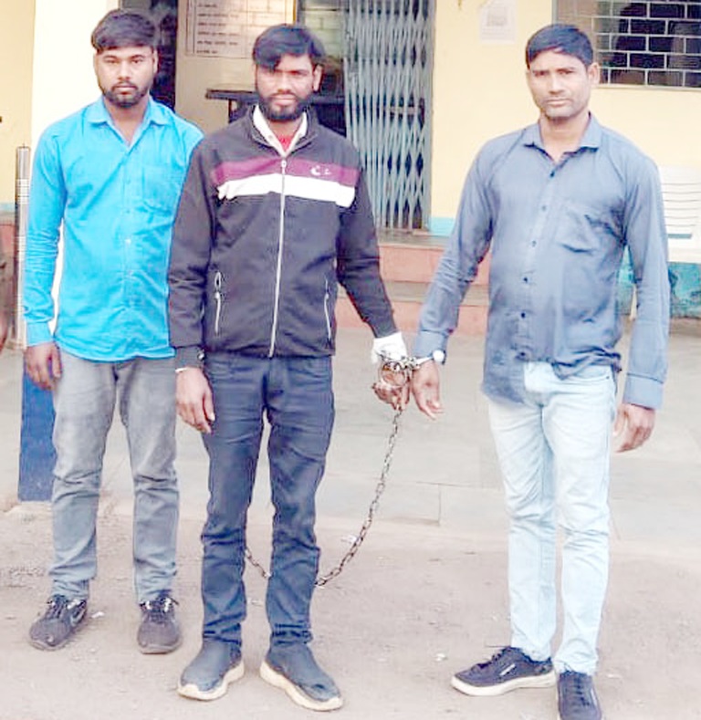 घर में घुसकर महिला से अश्लील हरकत और मारपीट, तीन आरोपी गिरफ्तार