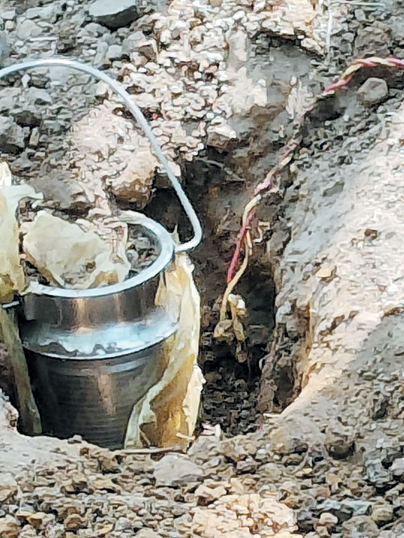 नक्सल डम्प व 5 किलो का बम बरामद