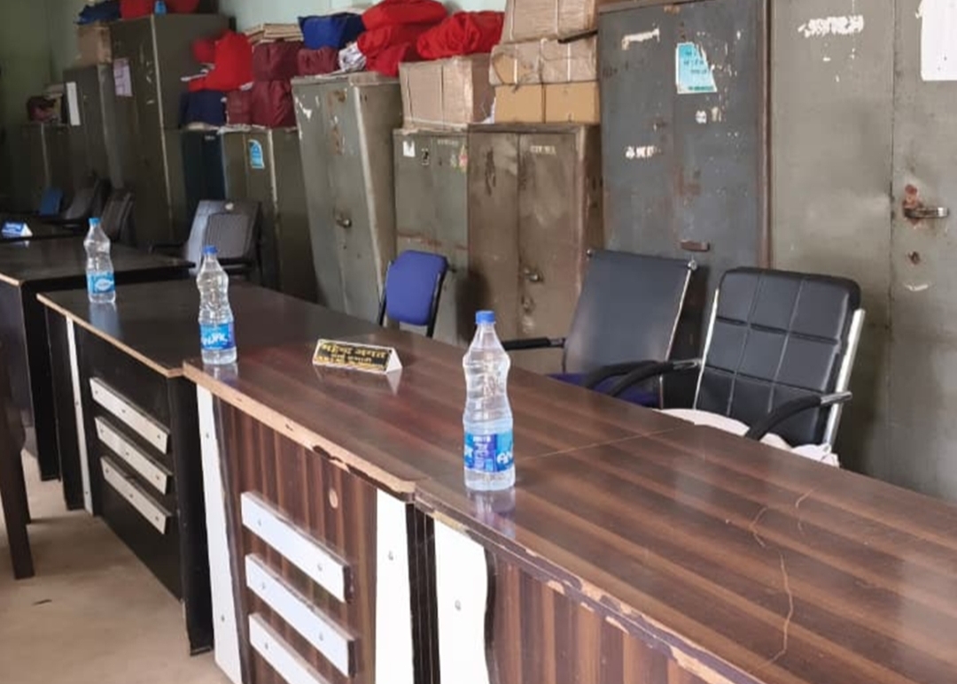 दूसरे दिन भी दफ्तरों स्कूलों में सन्नाटा