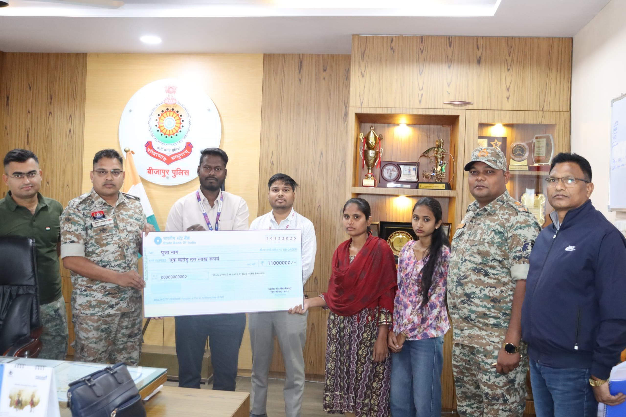 शहीद की पत्नी को पुलिस सैलरी पैकेज के तहत 1.10 करोड़ का चेक सौंपा