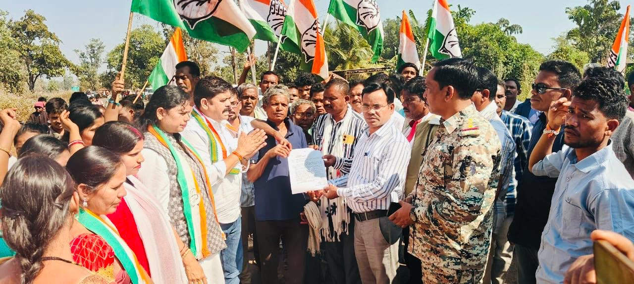 कांग्रेस का धरना-प्रदर्शन: धान उपार्जन केंद्रों में किसानों की समस्याओं को दूर करने की मांग