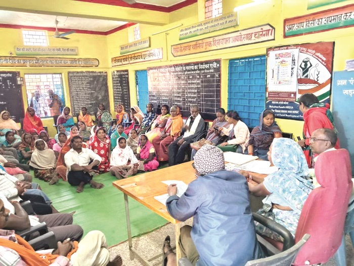 ग्रामसभा में ग्रामीणों को दे रहे वीबी-जीराम जी की जानकारियां