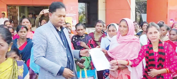 तीन माह से राशन नहीं मिलने का आरोप, पलारी के सैकड़ों ग्रामीण पहुंचे कलेक्टोरेट