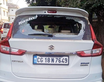 दिनदहाड़े  एनएमडीसी कर्मचारी टाउनशिप में 12 गाडिय़ों में तोडफ़ोड़