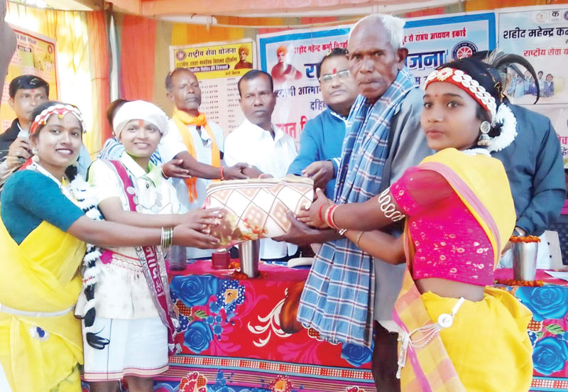 नशा मुक्ति संकल्प व वस्त्र दान के साथ रासेयो शिविर का समापन