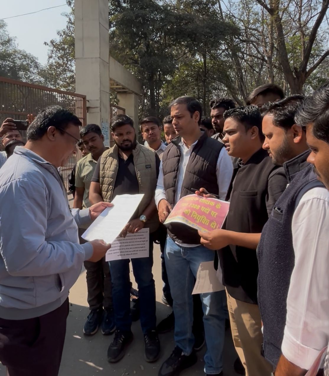 शिक्षक भर्ती : कलेक्टर को जिला युकां ने दिया ज्ञापन