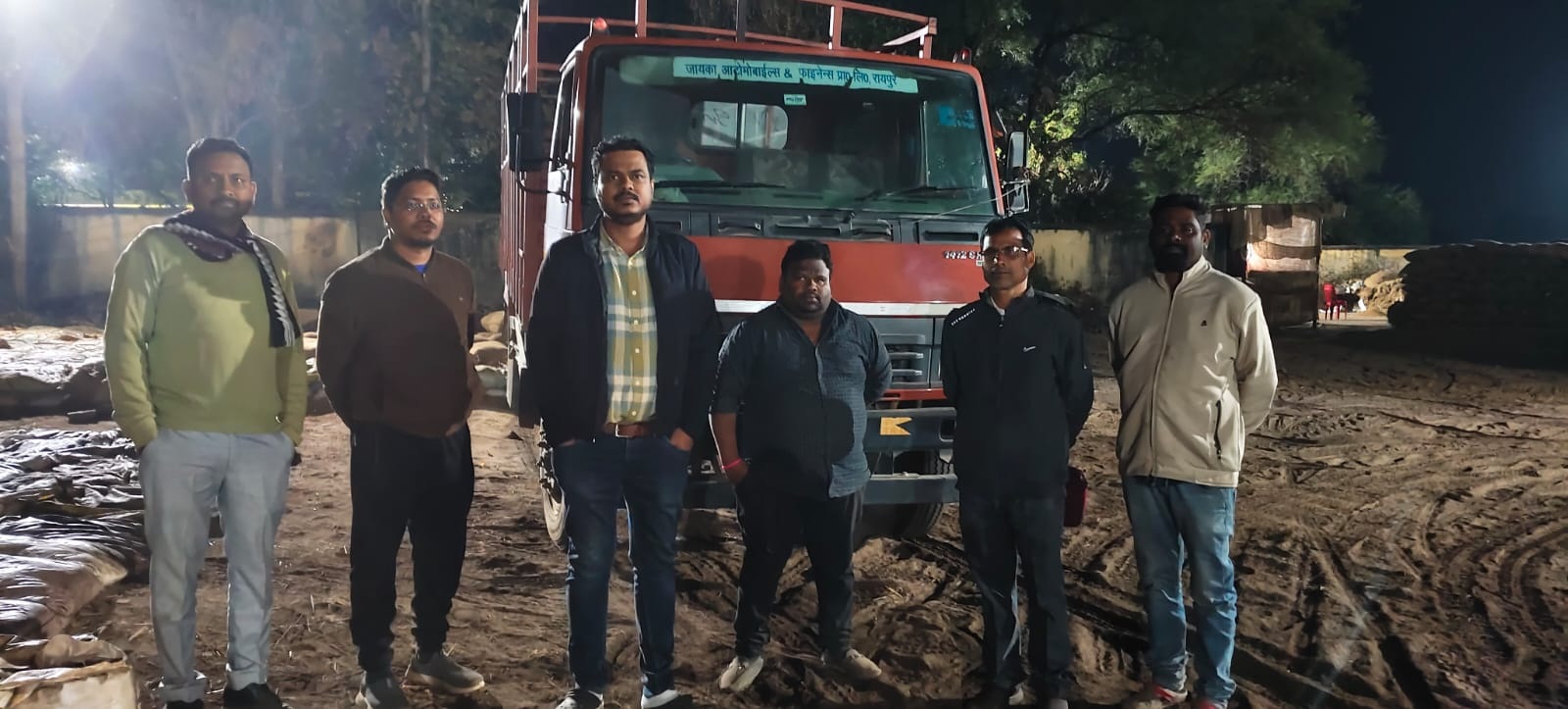 राइस मिल का एक ट्रक धान आधी रात खरीदी केंद्र में उतरा, नायब तहसीलदार ने ताला तुड़वाकर तस्करी को किया नाकाम