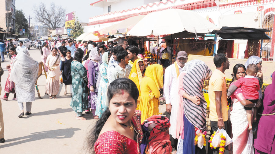 नववर्ष पर मां दंतेश्वरी के दर्शन करने लंबी कतार