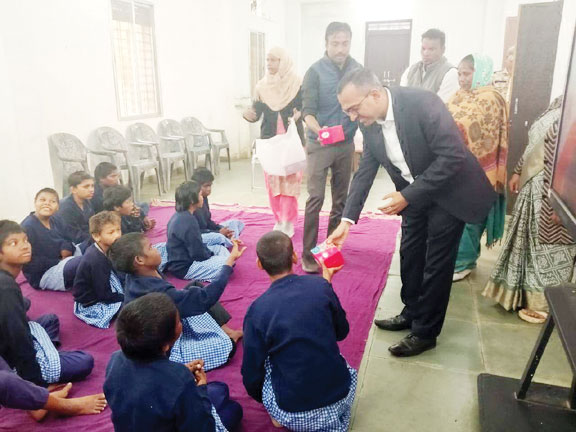 कलेक्टर ने शासकीय बौद्धिक मंदता विद्यालय में बच्चों संग मनाया नव वर्ष
