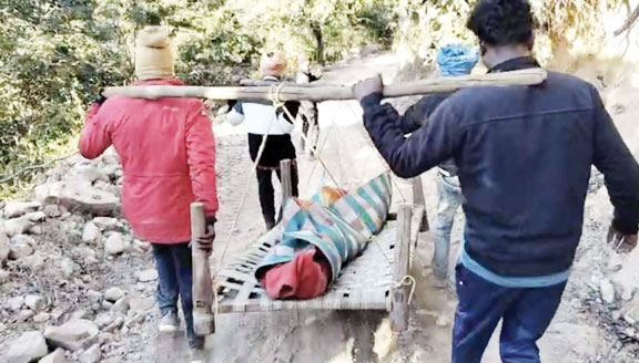  सडक़ नहीं, खाट पर शव रख ढाई किमी पैदल चलकर कराया पोस्टमार्टम