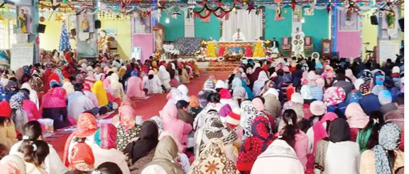 नववर्ष पर मंदिरों में उमड़े भक्त, पिकनिक स्थल रहे गुलजार, सुरक्षा के पुख्ता इंतजाम