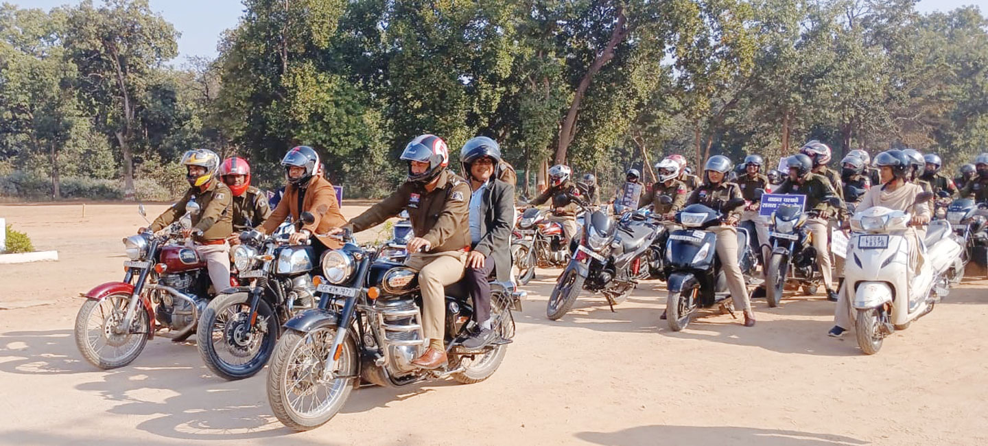 सडक़ सुरक्षा माह शुरू, कलेक्टर-एसपी ने निकाली हेलमेट जागरूकता बाइक रैली