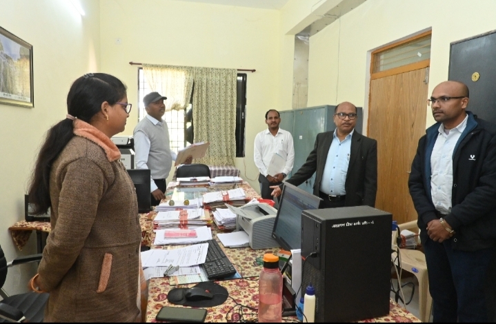 कलेक्टर का निरीक्षण, गैरहाजिर अफसर-कर्मियों को नोटिस