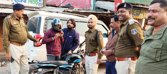  विश्व रिकॉर्ड होल्डर पर्वतारोहियों संग सरगुजा पुलिस ने चलाया यातायात जागरूकता अभियान, नि:शुल्क हेलमेट वितरित