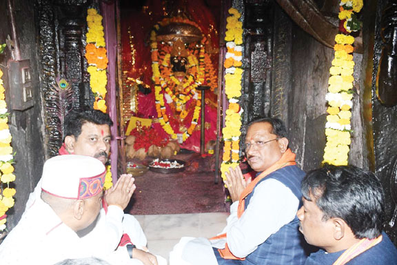  सीएम ने की मां दंतेश्वरी की पूजा-अर्चना