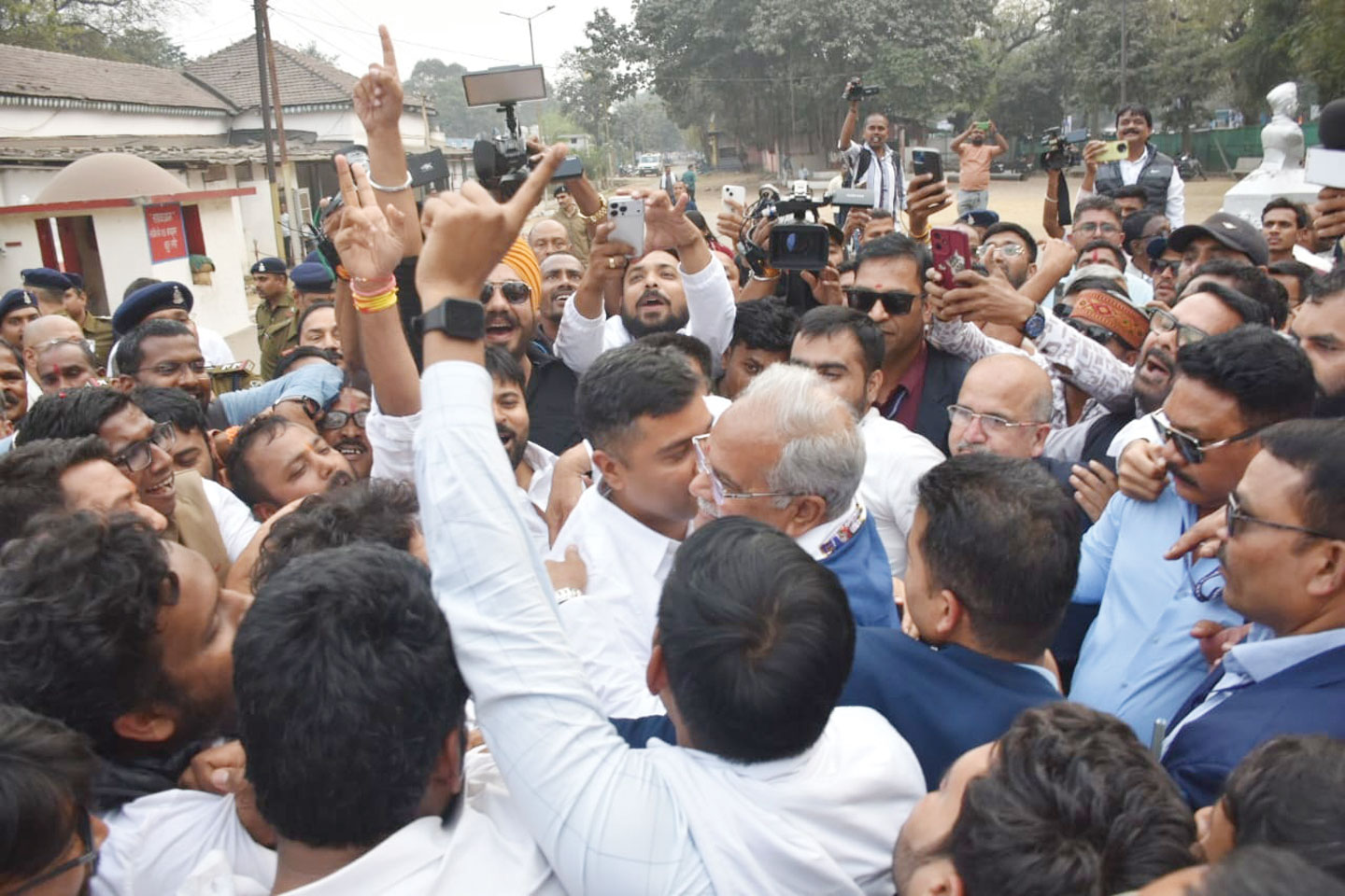 रिहा हो रहे बेटे को लेने जेल पहुंचे भूपेश