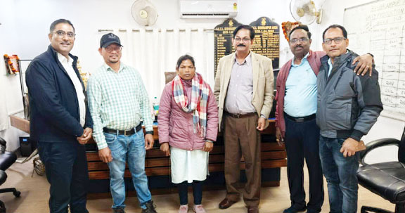 जमीन के बदले मिली नौकरी, तीन साल में भाई-बहन को मिला प्रमोशन