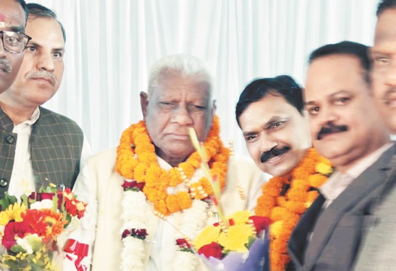 पूर्व खाद्यमंत्री मोहले के जन्मदिन पर जिपं अध्यक्ष पाण्डेय ने दी बधाई