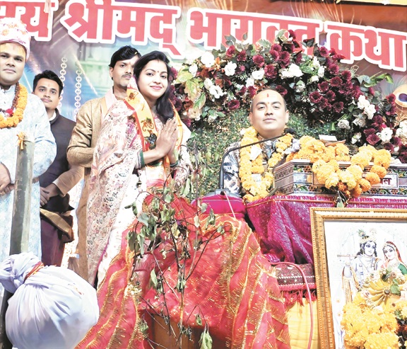 श्रीमद्भागवत कथा सुनने कटेली पहुंचीं जिपं सदस्य शिवकुमारी