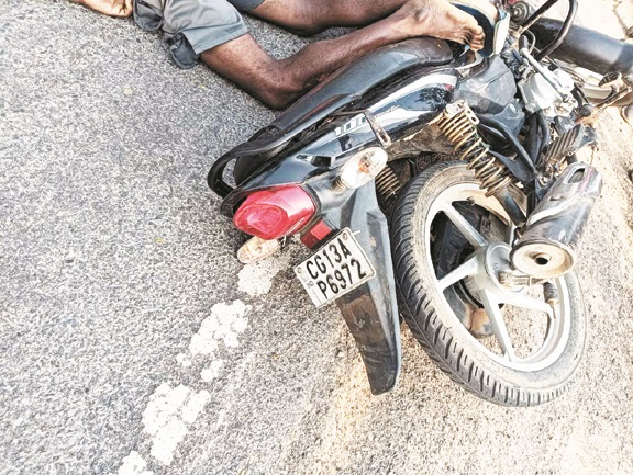 अलग-अलग सडक़ दुर्घटना में चार युवकों की मौत