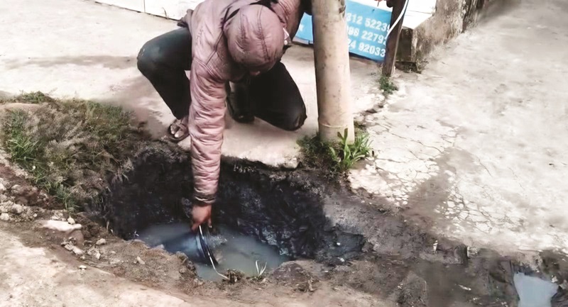 घरों का गंदा पानी सडक़ पर