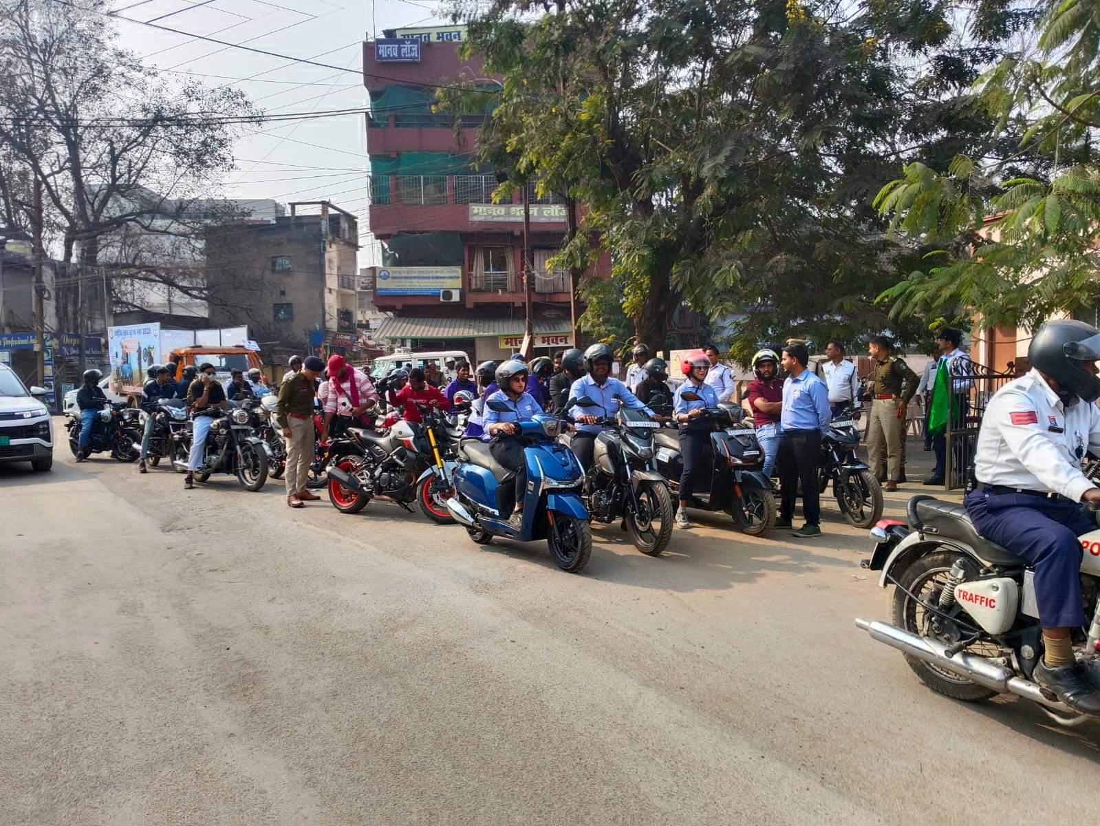 राष्ट्रीय सडक़ सुरक्षा माह: दोपहिया वाहन चालकों को हेलमेट के लिए किया जागरूक