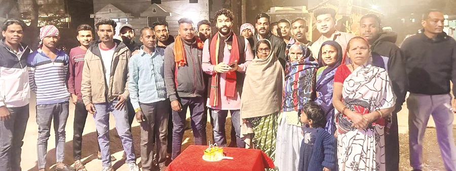 मोनू ने अलग-अलग वार्डों में मनाया जन्मदिन