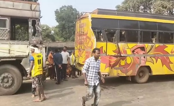 खड़ी बस को आयरन ओर से भरी ट्रक ने मारी टक्कर, कई यात्री घायल