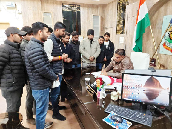 सडक़ सुरक्षा माह: युवाओं को जागरूक करने एनएसयूआई ने एसपी को सौंपा ज्ञापन