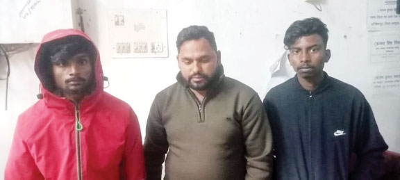 सूने मकान में चोरी, नाबालिग समेत 4 आरोपी गिरफ्तार, 3 लाख का माल बरामद