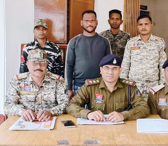 केशकाल घाट में जाम, ओवरटेक करते हुए पुलिस पर बस चढ़ाने की कोशिश