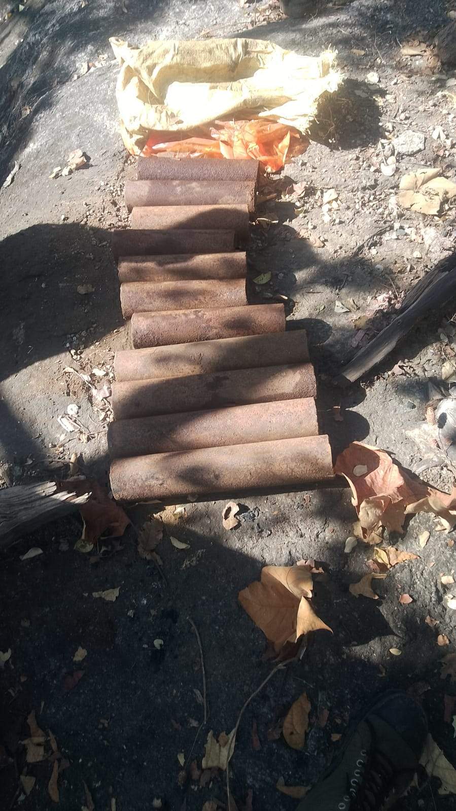 दर्जनभर बीजीएल के खाली पाईप बरामद