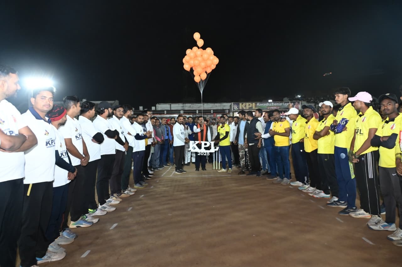 कवर्धा प्रीमियर लीग:  अंतिम गेंद तक चले रोमांचक मुकाबले में वार्ड नंबर 8 ने जीता खिताब