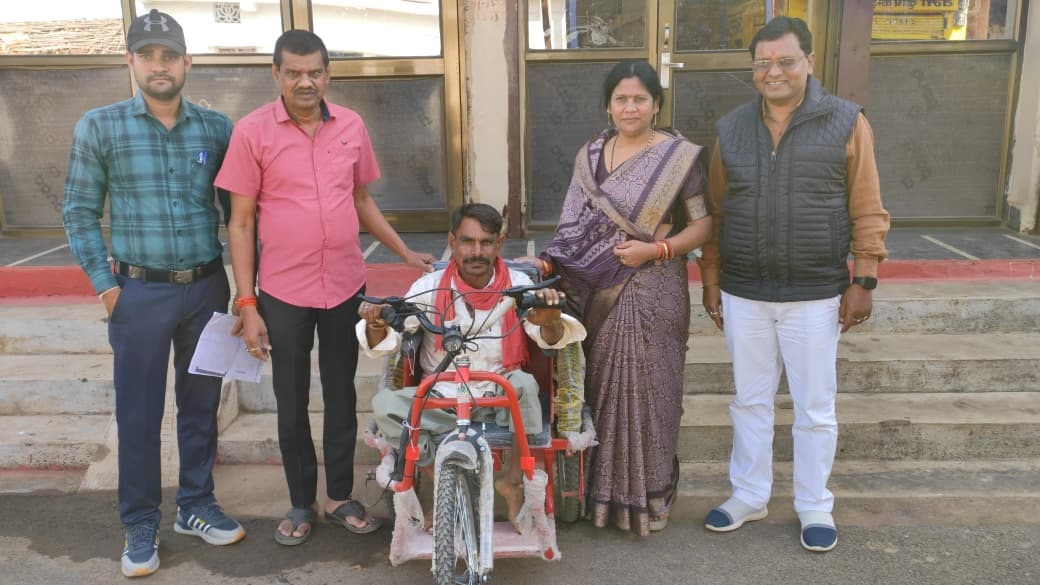 विधायक  ने दिव्यांग सालिक  को सौंपी ट्राई साइकिल