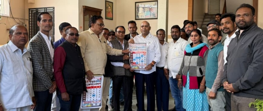 कर्मचारी भवन के लिए विधायक को कर्मचारी संघ ने सौंपा ज्ञापन